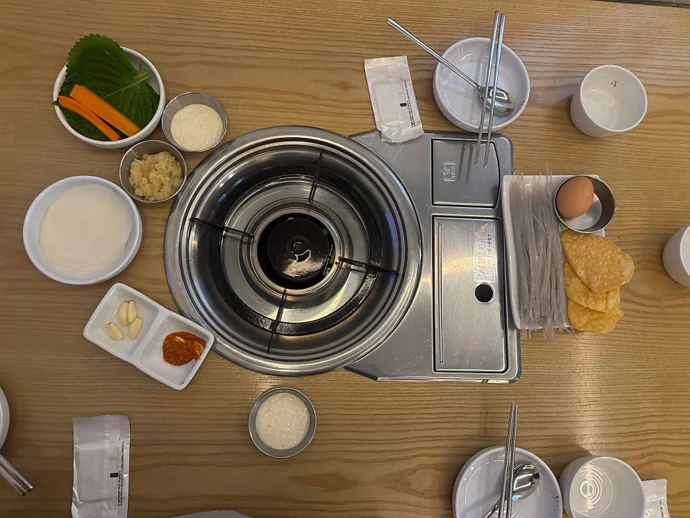 깻잎 무쌈 마늘이 놓인 기본 상차림