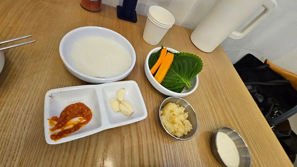 당면과 계란, 만두피 사리 접시