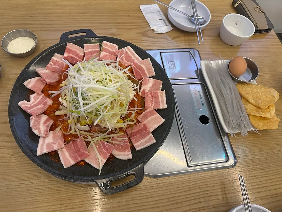 삼겹살이 팬 가장자리를 둘러싼 쭈삼 4인분