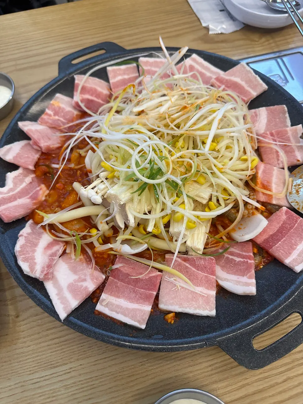 숙주와 버섯이 올라간 쭈삼 근접 사진
