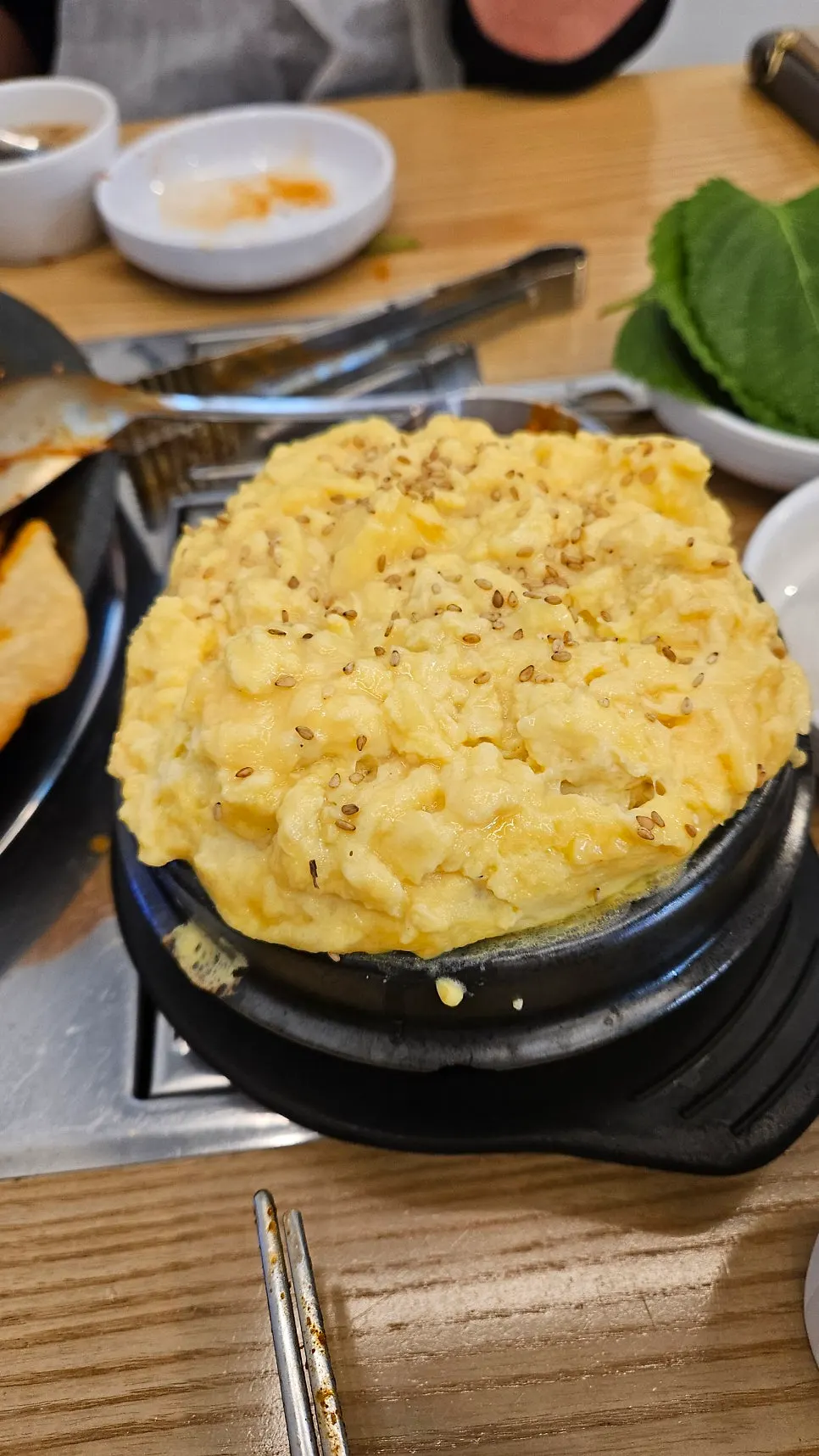 크게 부풀어 오른 폭탄 계란찜