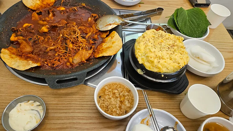 빨간 쭈삼과 노란 계란찜을 나란히 놓은 상