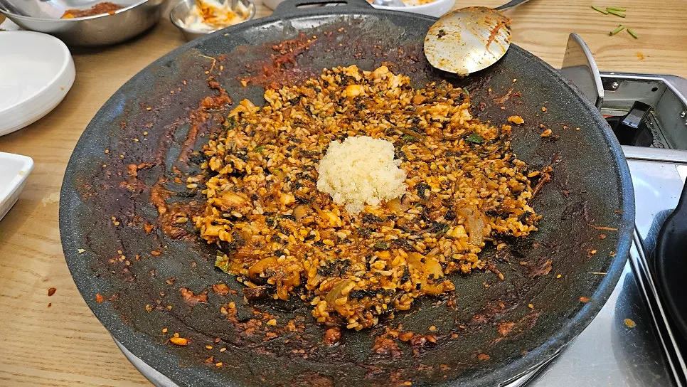 남은 양념에 김가루 넣고 볶는 볶음밥