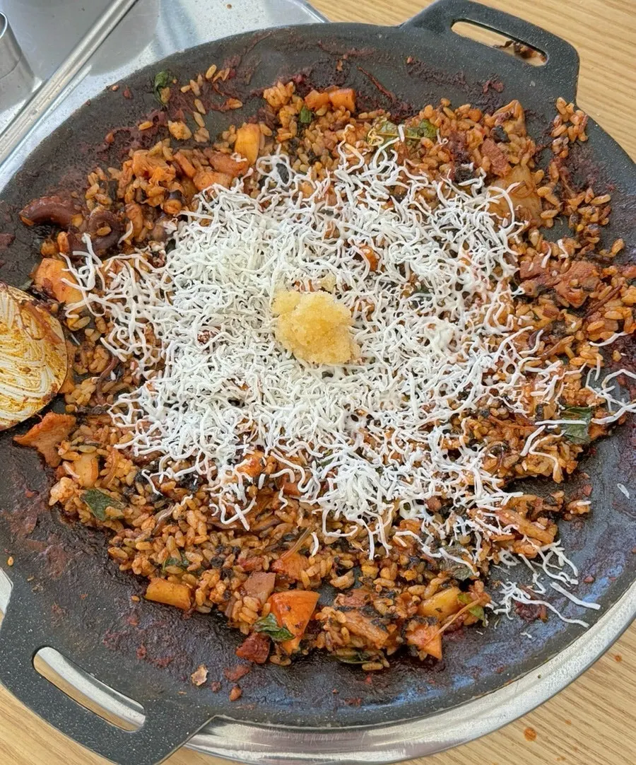 Fried rice topped with snowflake cheese