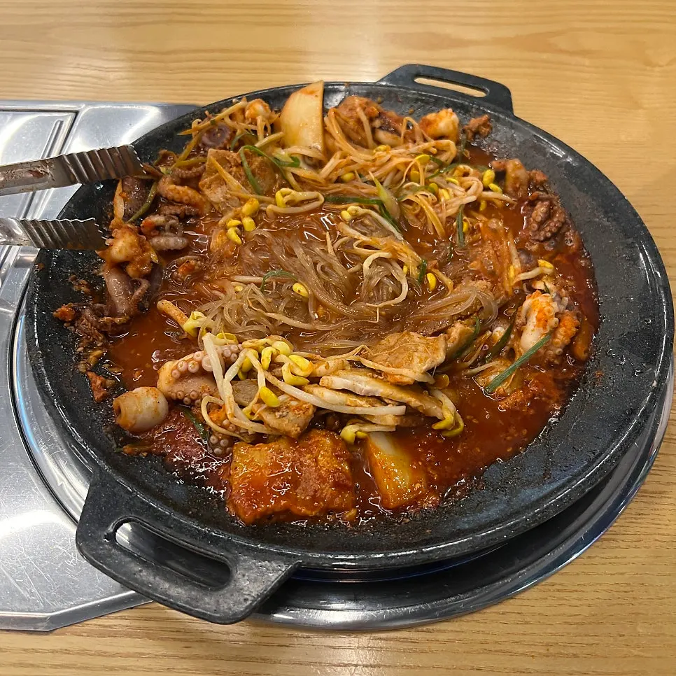Jjukkumi-samgyeopsal pan with glass noodle sari added