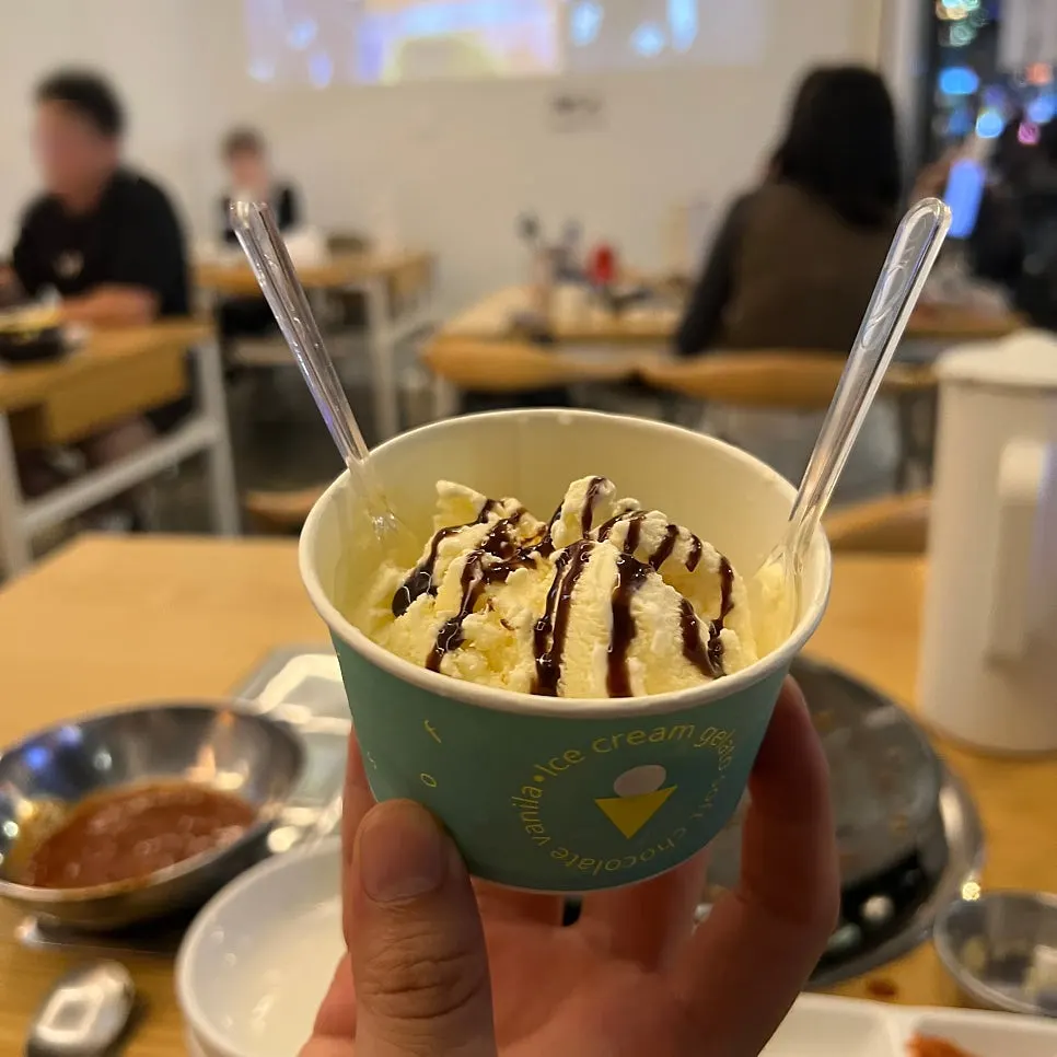The free dessert service of vanilla ice cream