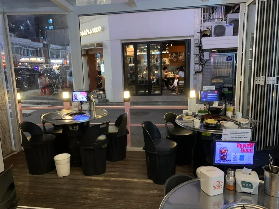 안쪽에 마련된 테라스 좌석