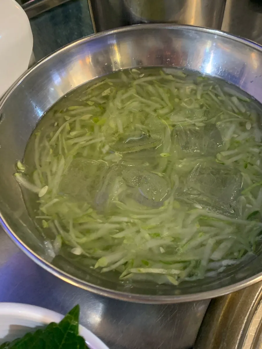 점심 특선 쭈삼빔밥이 있는 메뉴판