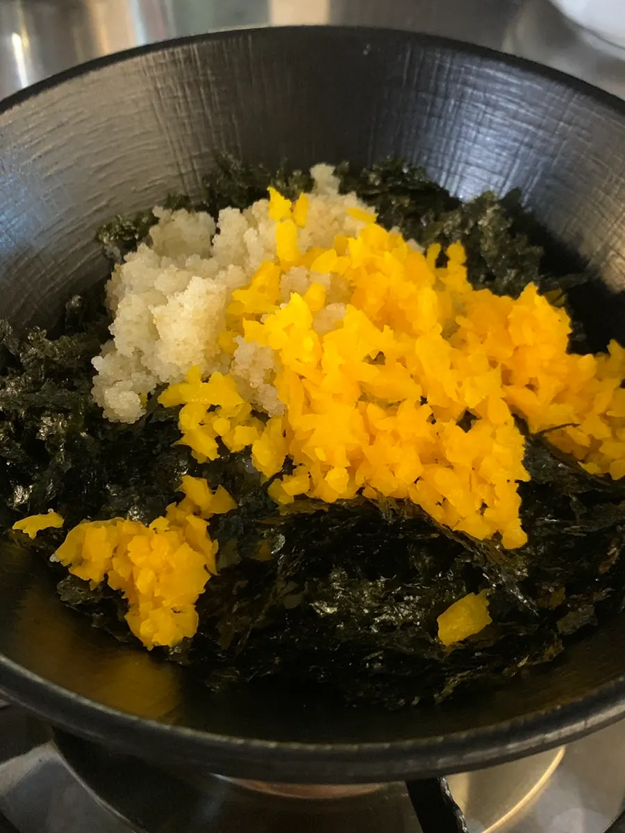 불판에 올린 주먹밥 볶음밥