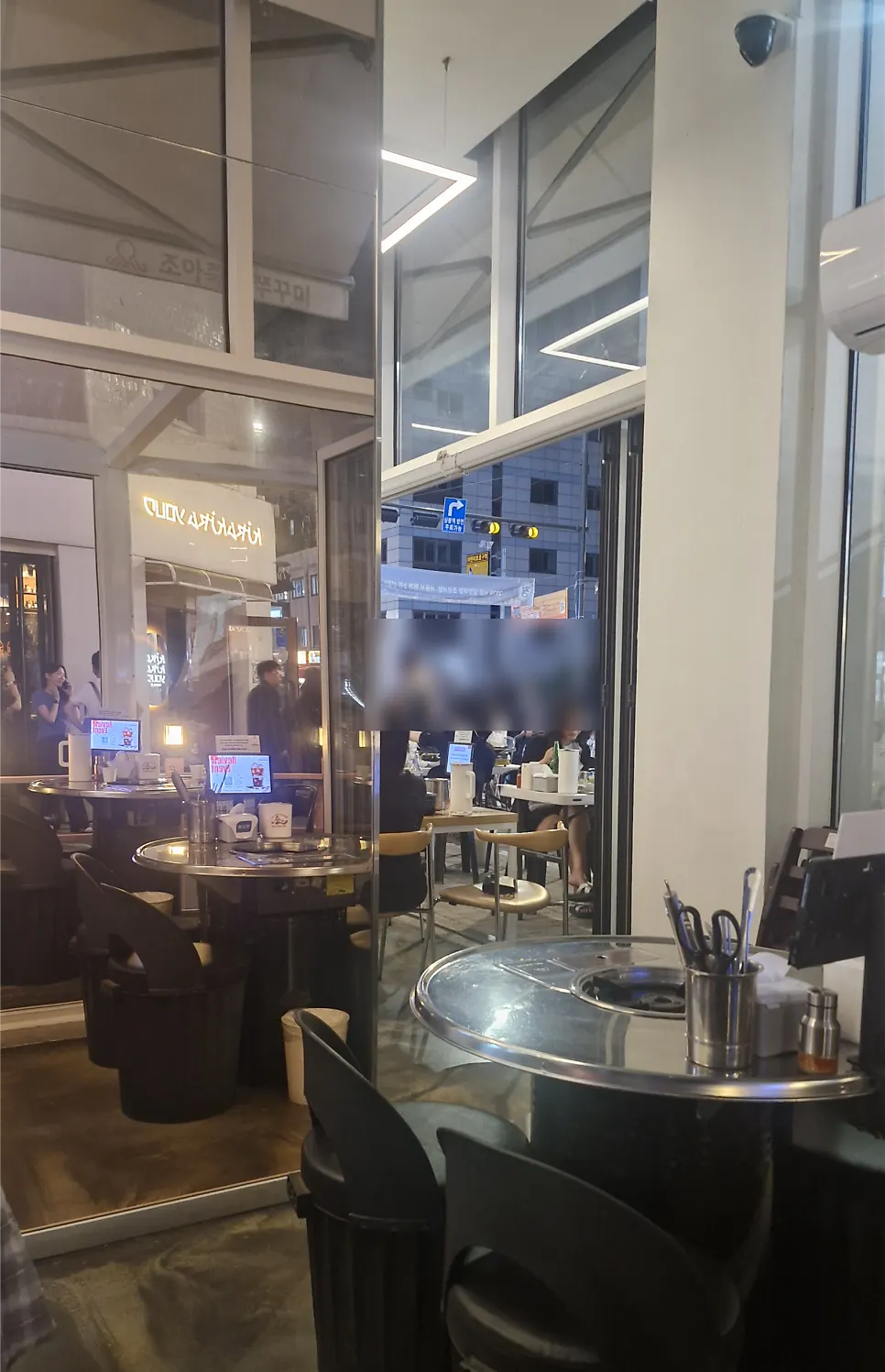 Terrace-like seating seen from the left side of the restaurant