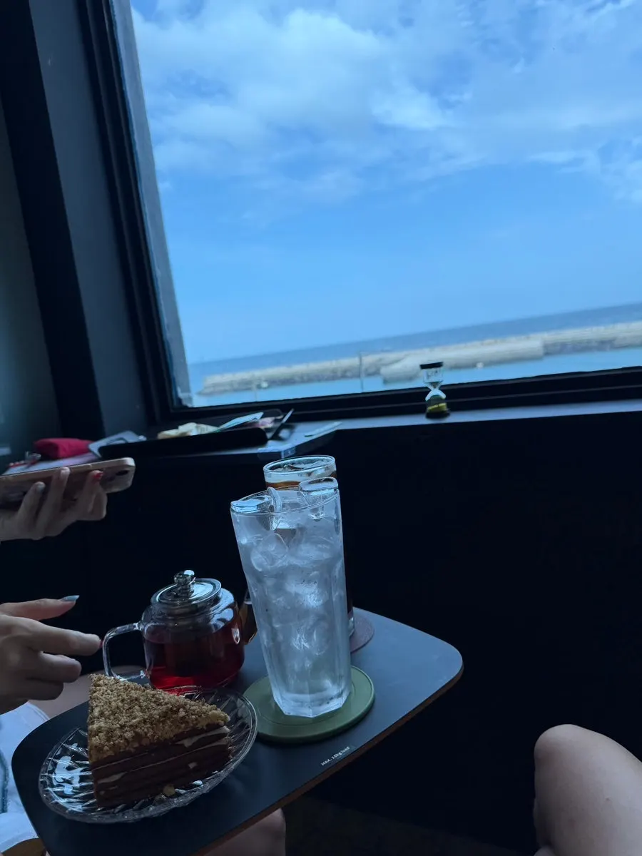 An ocean view and independent café space