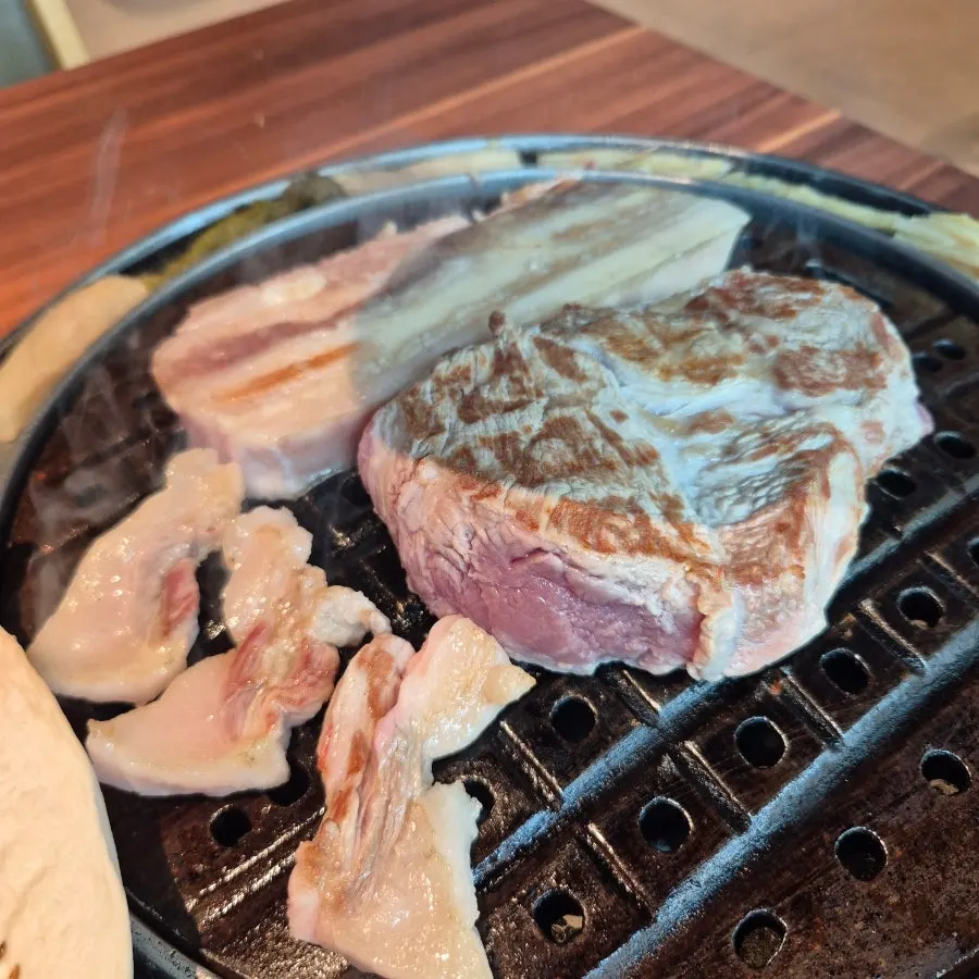 부위별로 담긴 숙성 흑돼지 접시