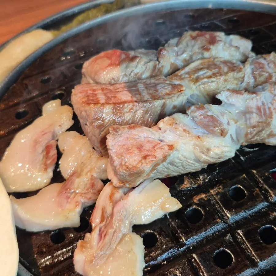 사장님이 직접 고기를 굽는 모습