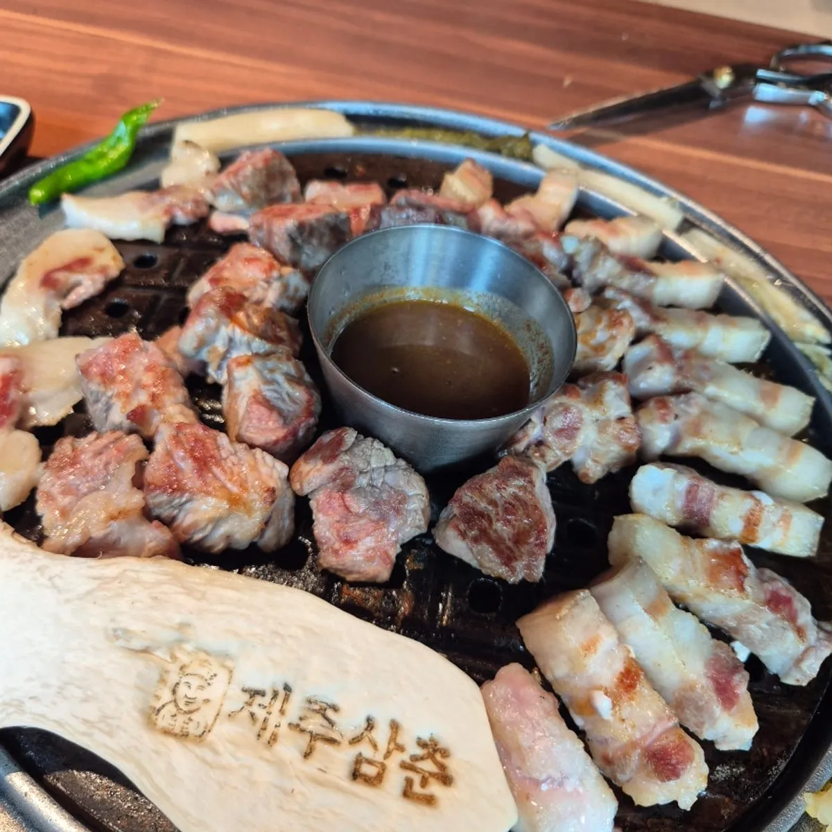 먹기 좋게 잘라 불판에 세팅된 흑돼지