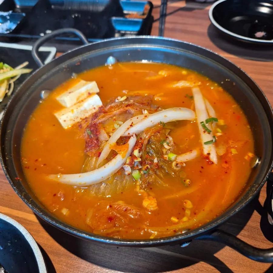 쌈 채소와 함께 즐기는 흑돼지 상차림