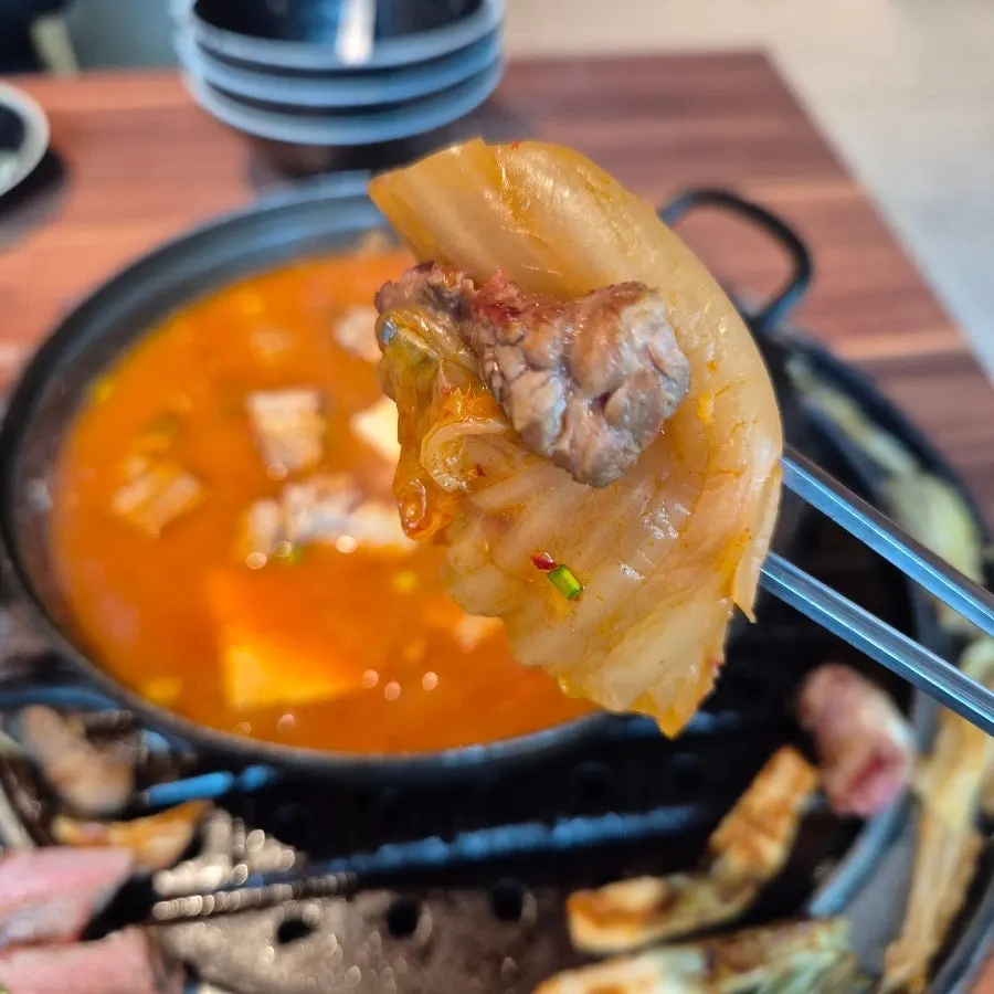 고기가 듬뿍 들어간 김치찌개