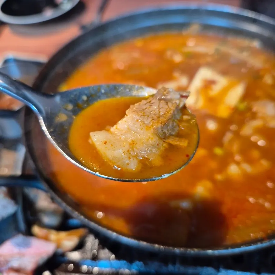 칼칼하게 끓고 있는 김치찌개 냄비