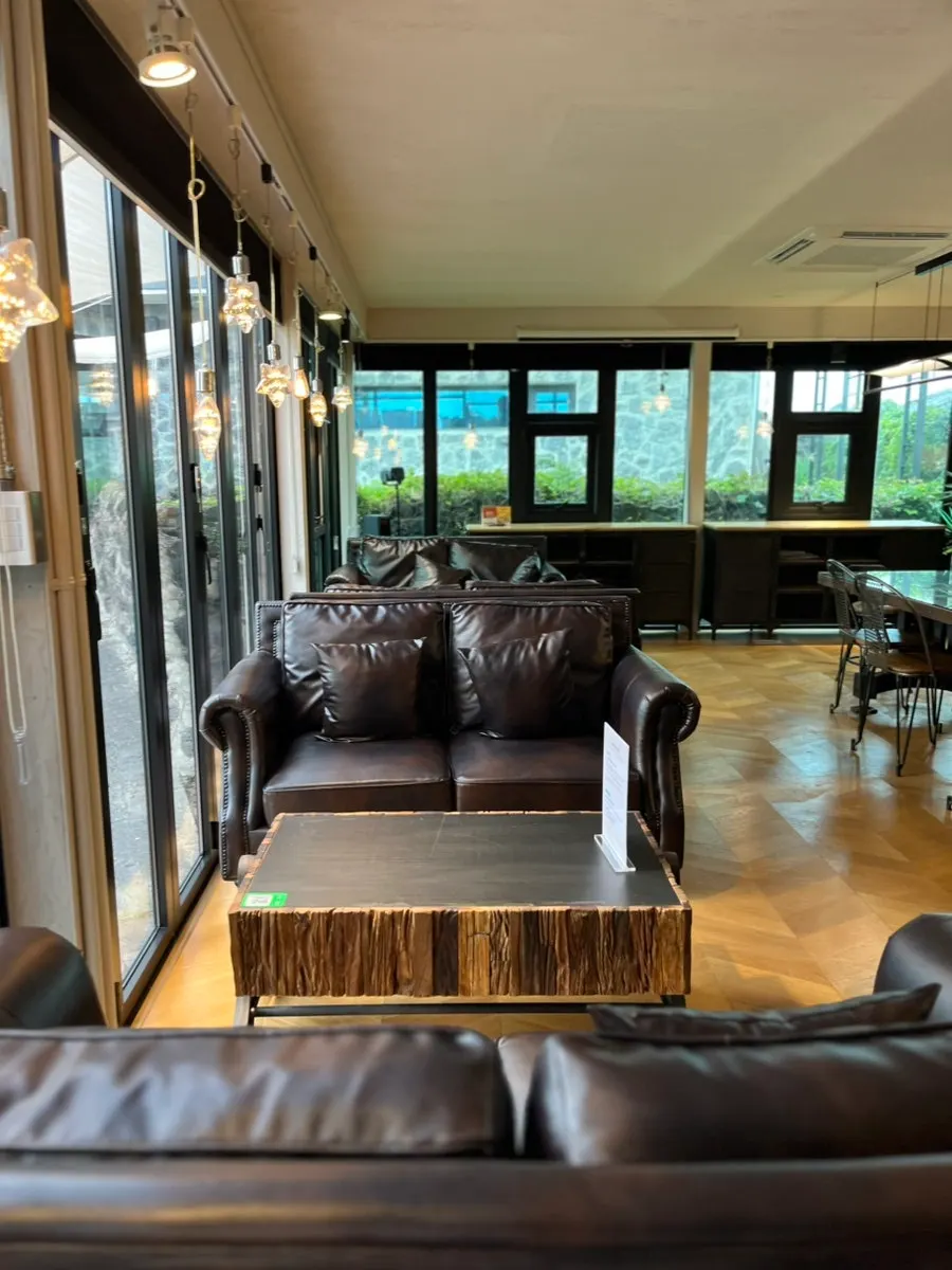 Không gian nhà phụ với sofa êm ái