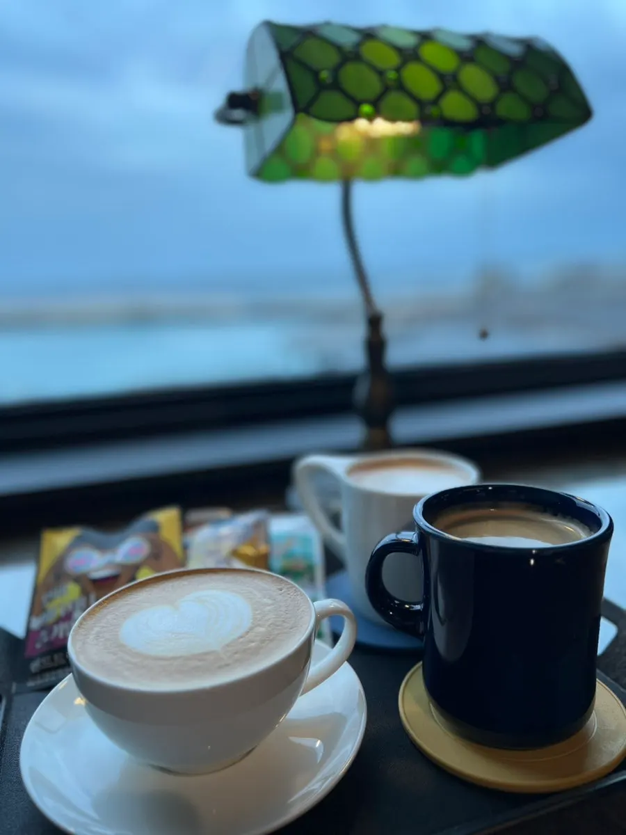 Bên trong quán cà phê roastery tự rang hạt