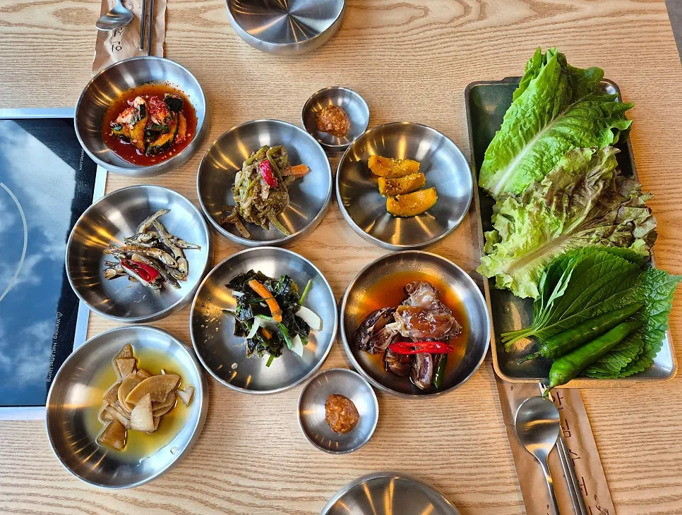 Basic table setting with seven side dishes