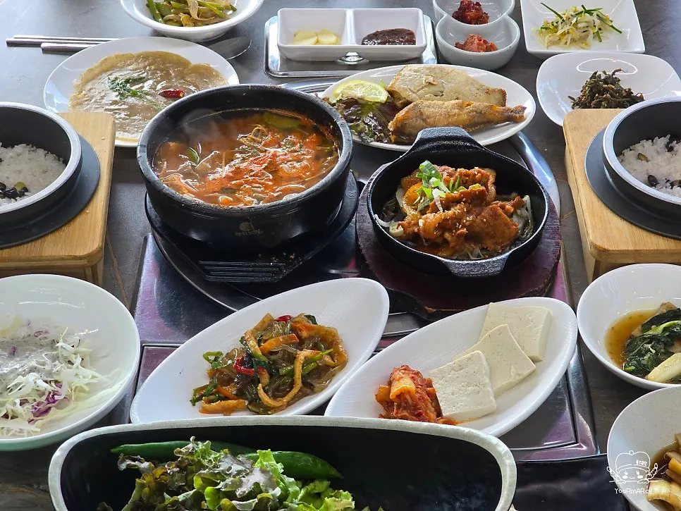 A full sotbap set table with no empty space