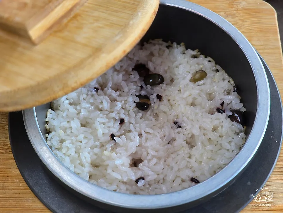 Black rice and bean sotbap with the lid removed