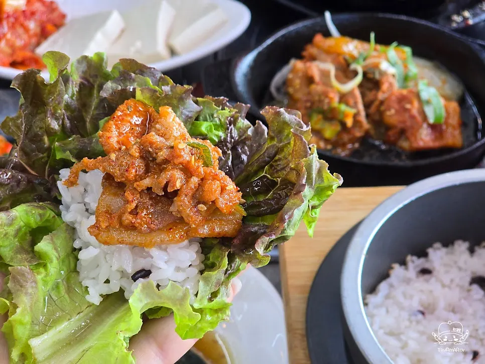 A lettuce wrap with sotbap and jeyuk-bokkeum