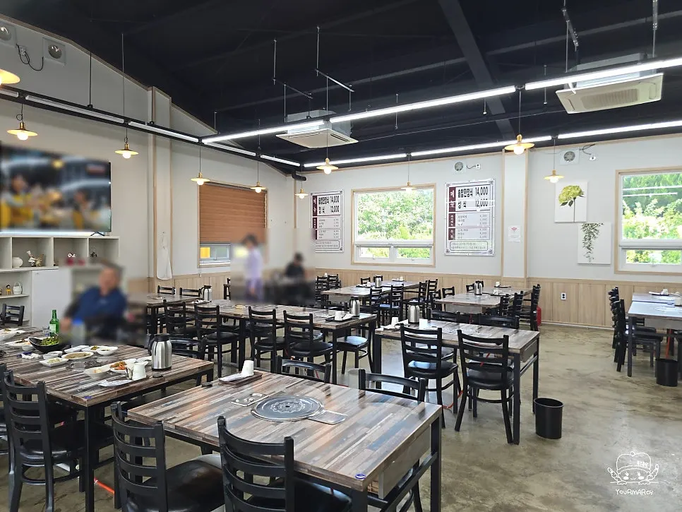 The spacious, tidy dining hall at Jogane Sotbap