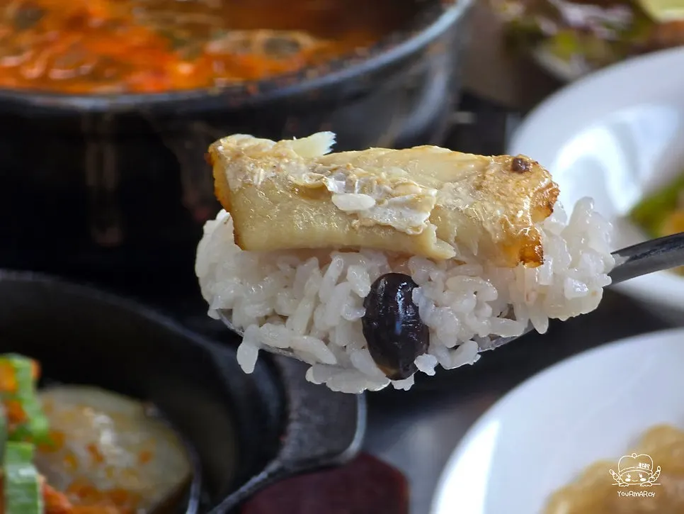 A meal finished with grilled fish and sotbap