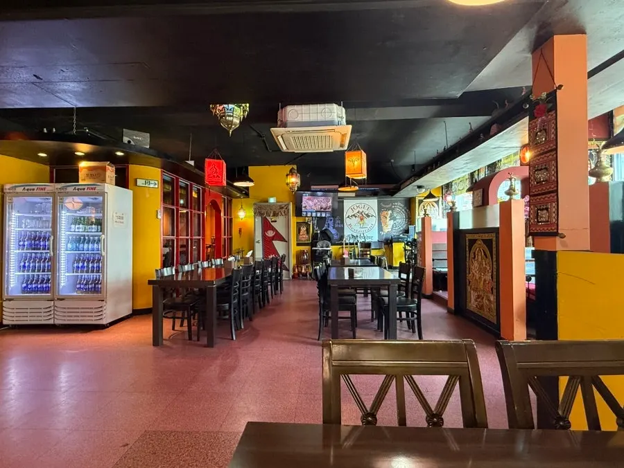 Table and spice containers at Jogee Restaurant