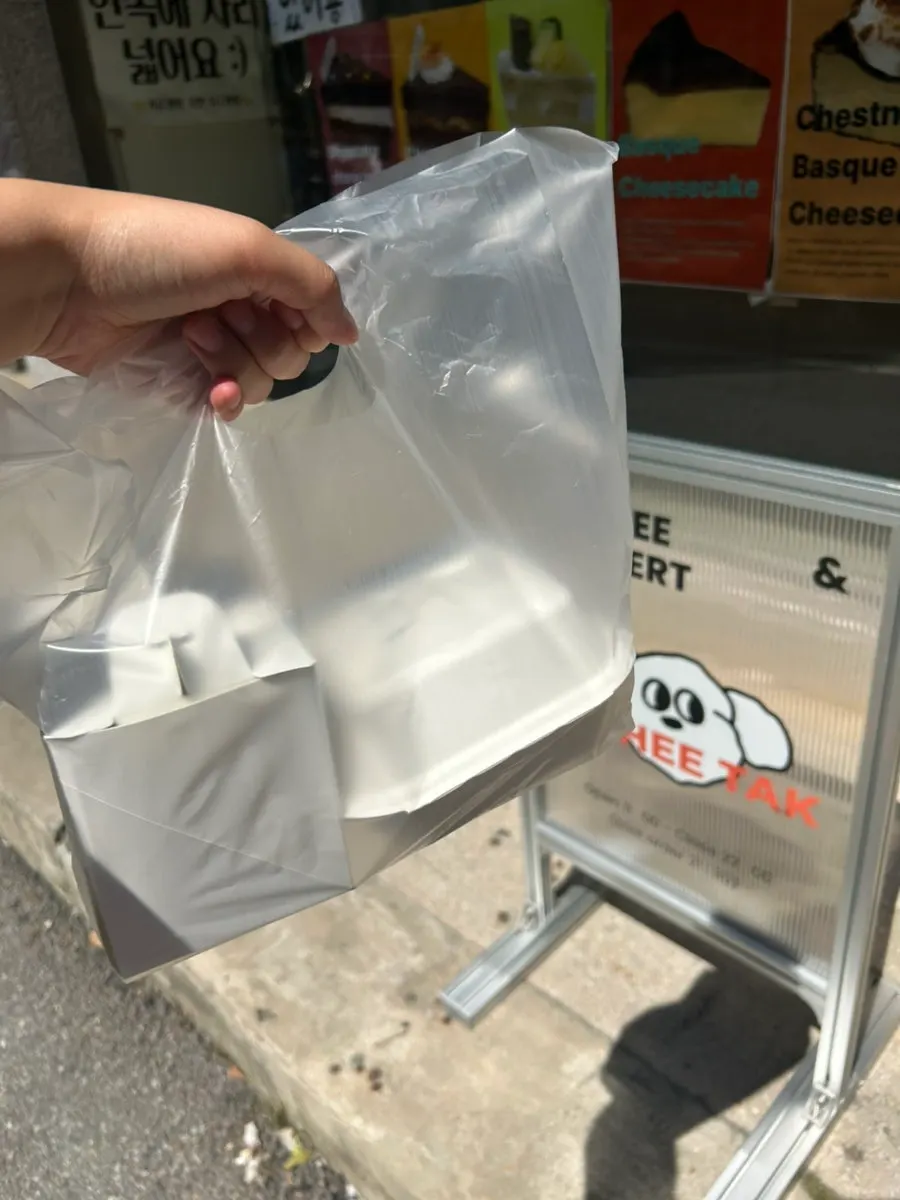 조희탁커피에서 포장해온 디저트 두 가지