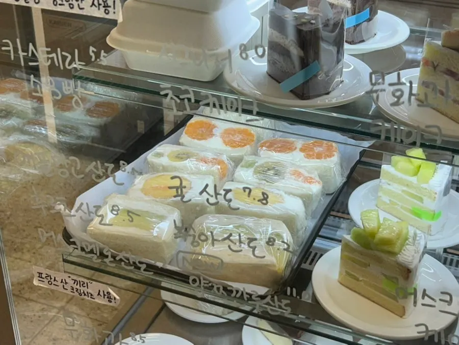 조희탁커피 조각케이크 진열 모습