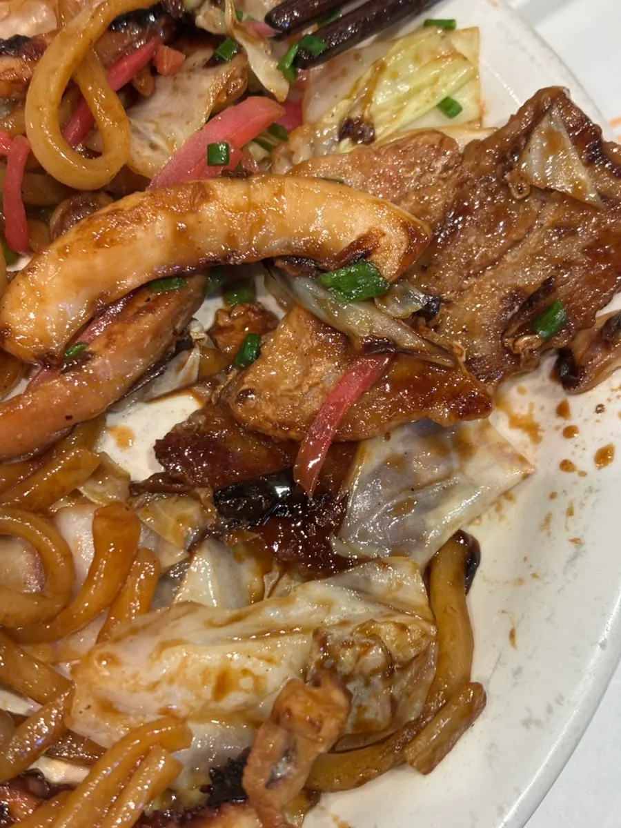 箸で持ち上げた焼きそばの麺