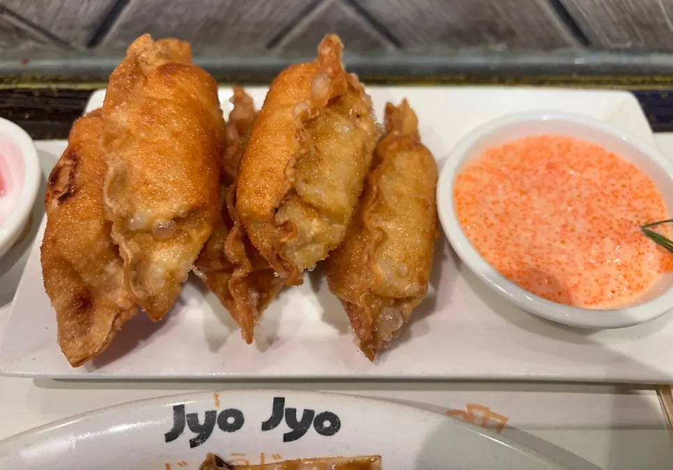 香ばしく焼き上げられた明太子餃子の皿