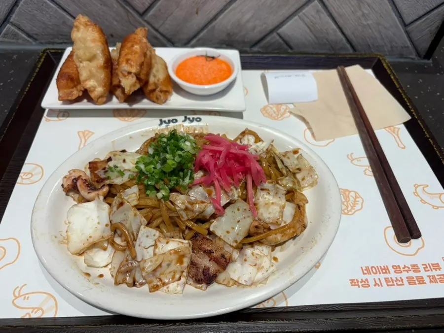 Food model of the yakisoba set displayed outside Jojo