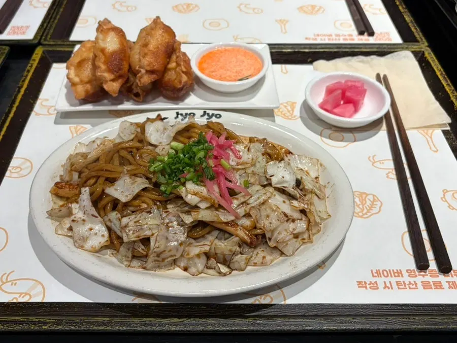 다찌석에서 바라본 철판 조리 공간