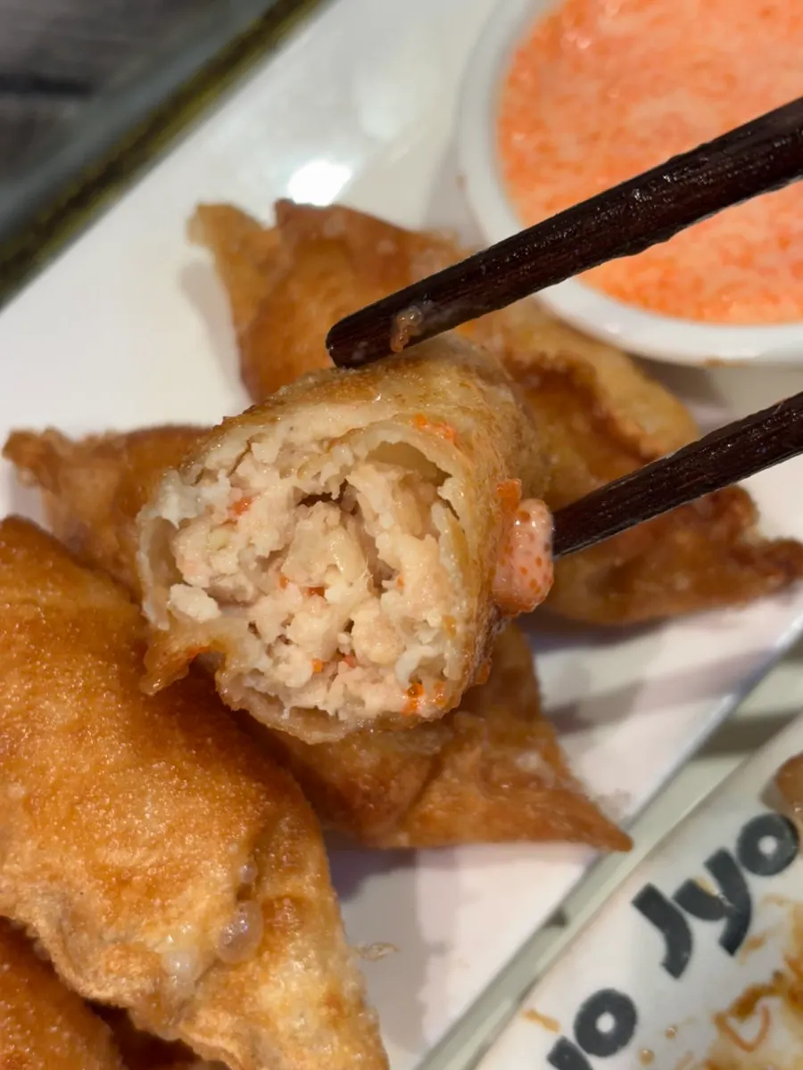 底がパリッと焼き上げられた明太子餃子のクローズアップ