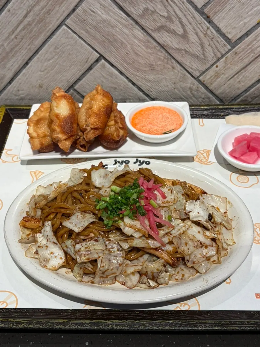 베이직 야끼소바와 명란교자로 구성된 세트 한 상