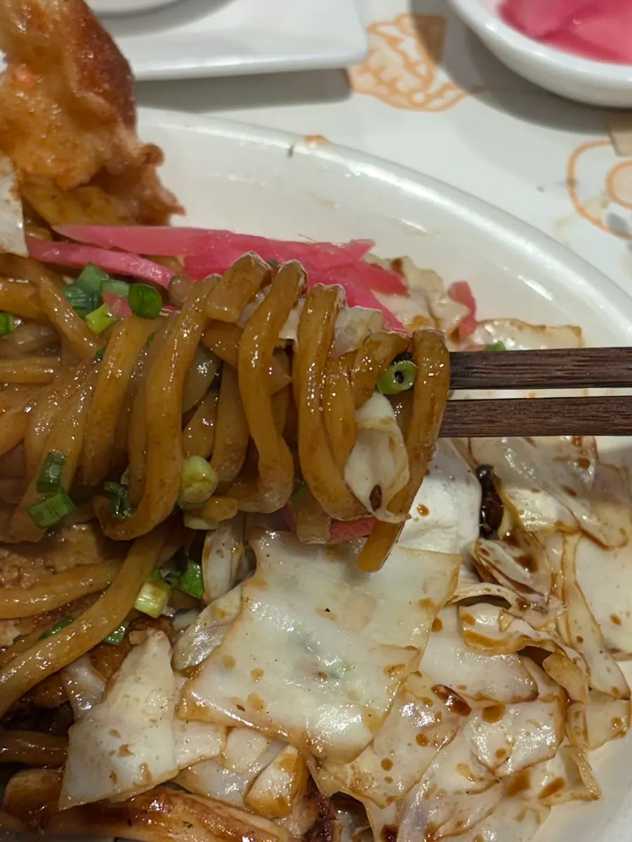 철판에 볶아낸 베이직 야끼소바 면