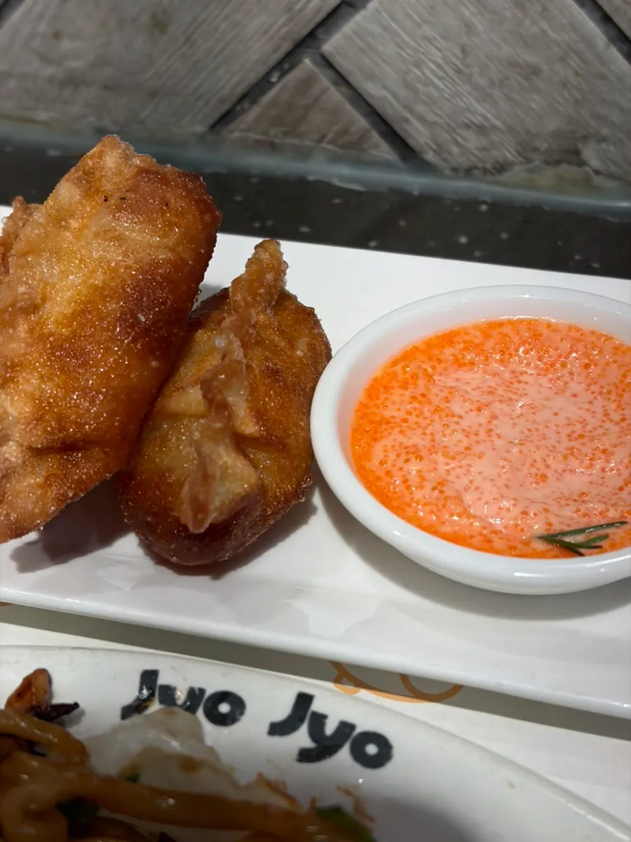 날치알 마요 소스에 찍은 명란교자