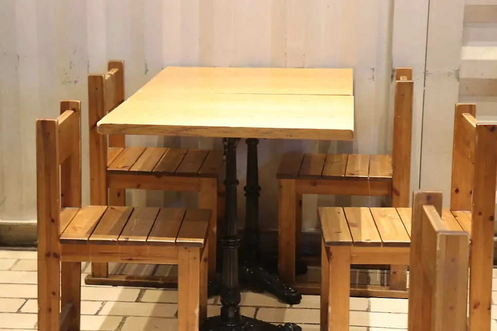 철판 앞 조리 모습이 보이는 오픈 주방