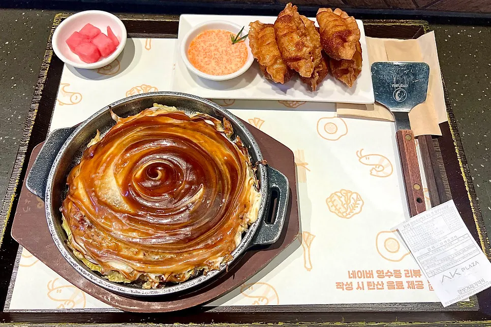 혼밥하기 좋은 죠죠 바 형태 좌석