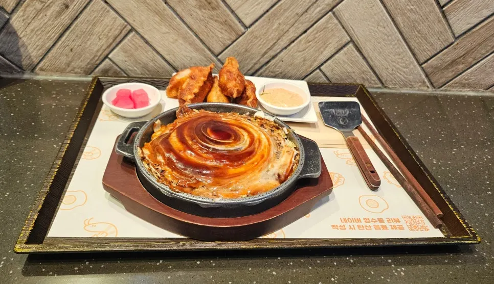 불투명 유리로 가려진 오픈 주방