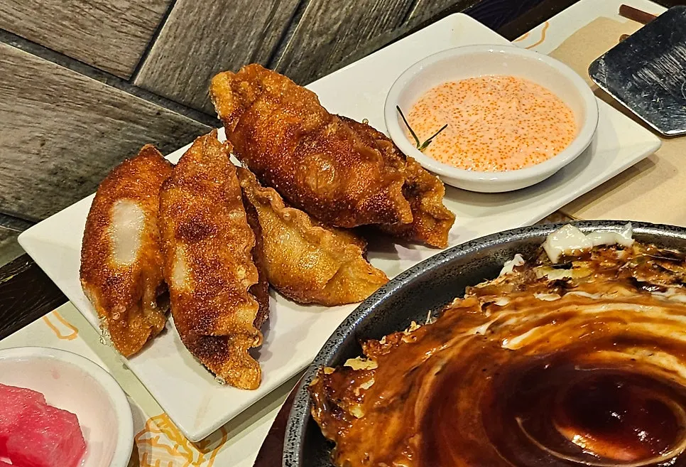 철판에 담겨 나온 오코노미야끼