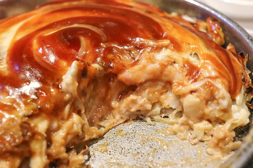 세트로 차려진 오코노미야끼와 사이드