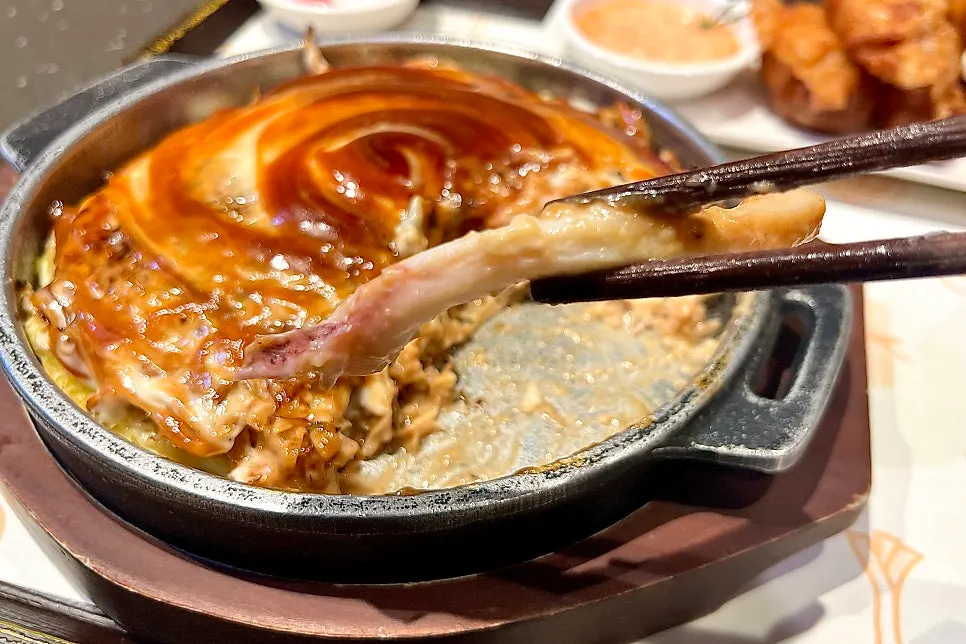 잘라낸 오코노미야끼 단면과 양배추 속재료