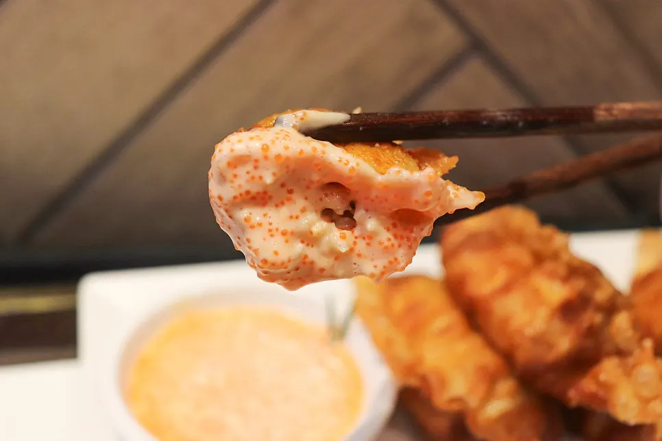 날치알 소스에 찍은 명란교자