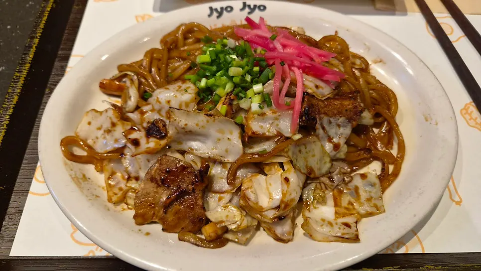 Basic yakisoba served on a large plate