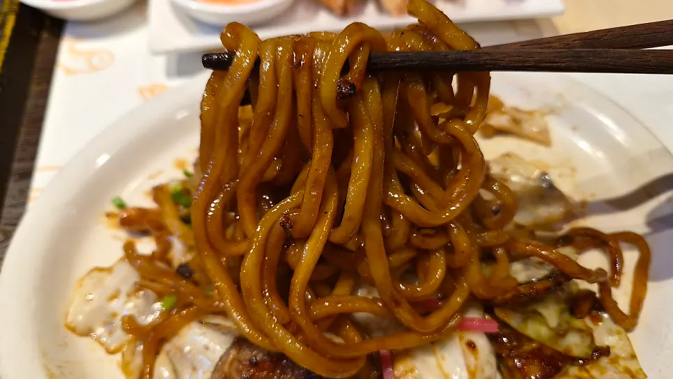 Yakisoba noodles and meat stir-fried on the griddle