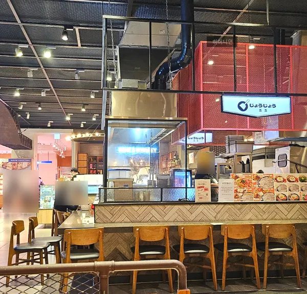 죠죠 옆 푸드홀 공용 테이블 좌석